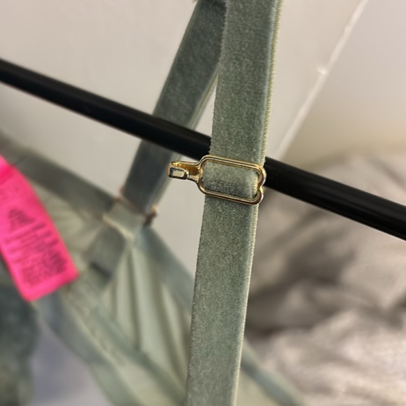 La Senza beyond sexy, classic plunge bra - Picture 5 of 5